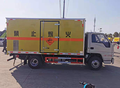上蔡爆破器材运输车技术升级与安全合规新趋势